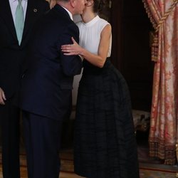 La Reina Letizia besa a Alberto de Mónaco en la recepción por la Conferencia sobre el Cambio Climático