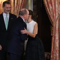 La Reina Letizia besa a Alberto de Mónaco en la recepción por la Conferencia sobre el Cambio Climático
