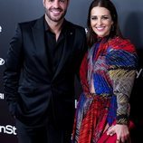 Miguel Torres y Paula Echevarría posando juntos y sonrientes en la fiesta del 15 aniversario de In Style