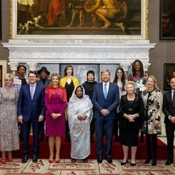 La Familia Real Holandesa con las ganadoras de los Premios Príncipe Claus 2019