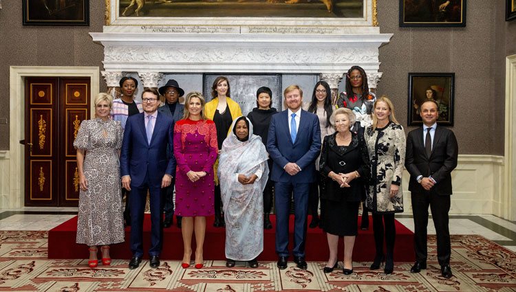 La Familia Real Holandesa con las ganadoras de los Premios Príncipe Claus 2019