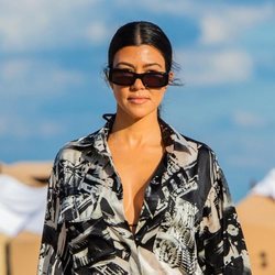 Kourtney Kardashian paseando por la playa en Miami