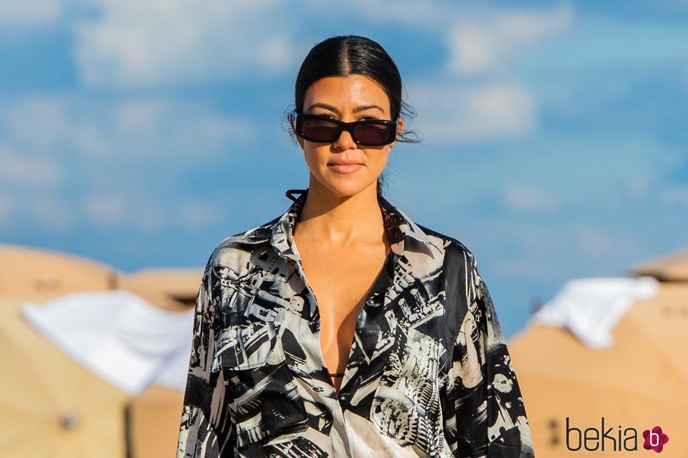 Kourtney Kardashian paseando por la playa en Miami