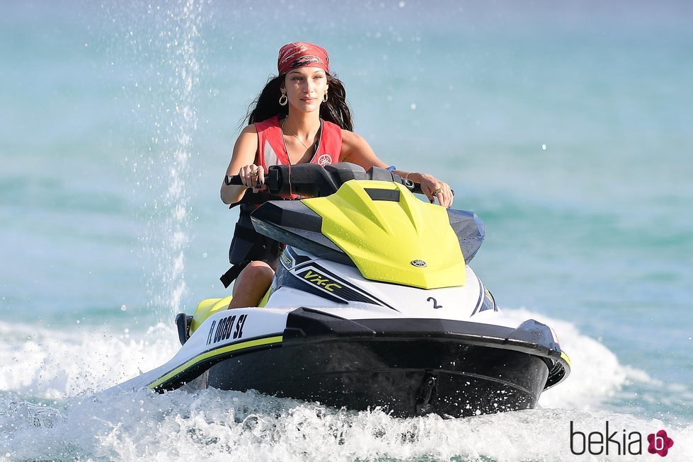 Bella Hadid en moto de agua en Miami
