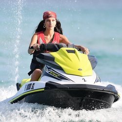 Bella Hadid en moto de agua en Miami