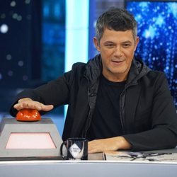Alejandro Sanz con el botón de 'La Voz' en 'El hormiguero'