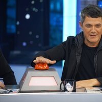 Alejandro Sanz con el botón de 'La Voz' en 'El hormiguero'