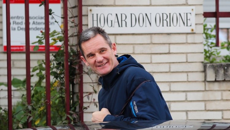 Iñaki Urdangarin feliz a la salida de su voluntariado tras saber que tendrá permiso por Navidad