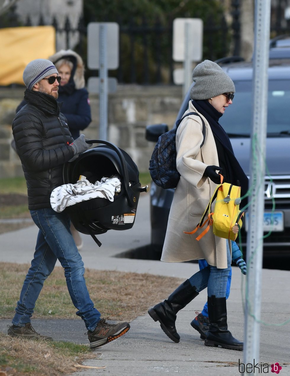 Anne Hathaway y Adam Shulman paseando con su segundo hijo