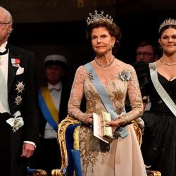 El Rey Carlos Gustavo, la Reina Silvia y la Princesa Victoria de Suecia en los premios Nobel 2019
