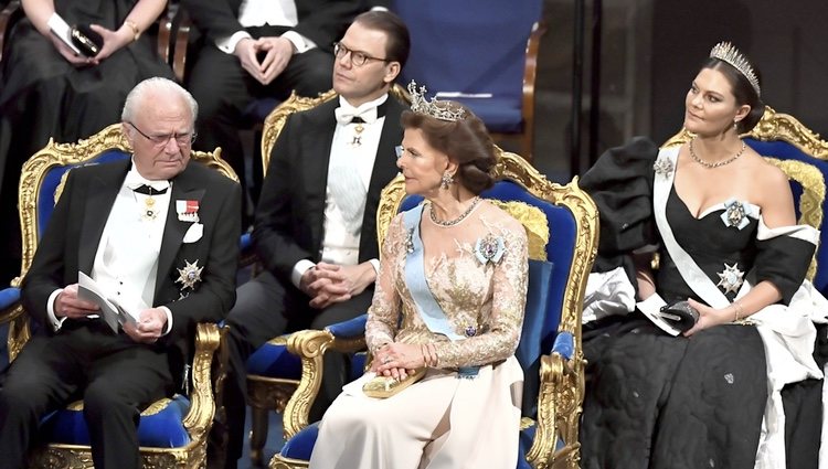 El Rey Carlos Gustavo, la Reina Silvia, el Príncipe Daniel y la Princesa Victoria de Suecia en los premios Nobel 2019