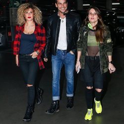 Mario Casas, su hermana Sheila y una amiga llegando al concierto de Rosalía en Madrid
