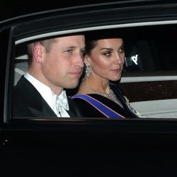 El Príncipe Guillermo y Kate Middleton llegando a la recepción al cuerpo diplomático en el Palacio de Buckingham