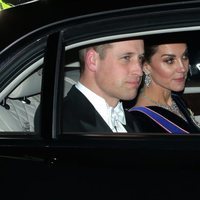 El Príncipe Guillermo y Kate Middleton llegando a la recepción al cuerpo diplomático en el Palacio de Buckingham