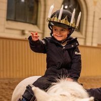 Oscar de Suecia montando a caballo por Santa Lucía