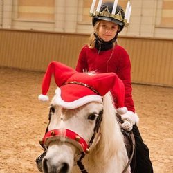 Estela de Suecia montando a caballo por Santa Lucía