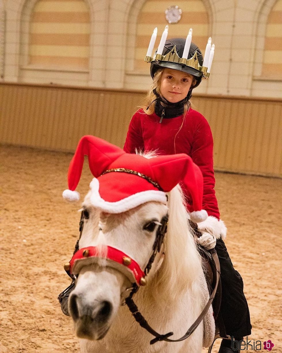Estela de Suecia montando a caballo por Santa Lucía