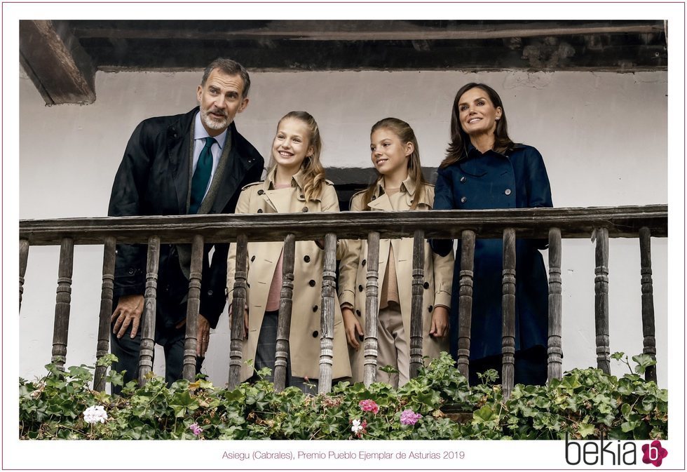 Los Reyes Felipe y Letizia, la Princesa Leonor y la Infanta Sofía en la felicitación de Navidad 2019
