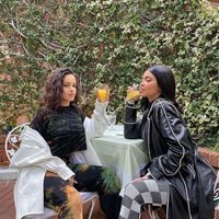 Rosalía y Kylie Jenner disfrutando juntas de un brunch