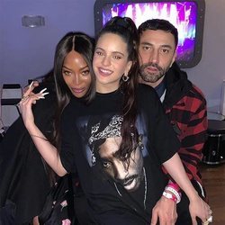 Rosalía con la modelo Naomi Campbell y un amigo
