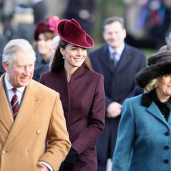El Príncipe Carlos, Camilla Parker Bowles, el Príncipe Enrique y los Duques de Cambridge en la misa del Día de Navidad