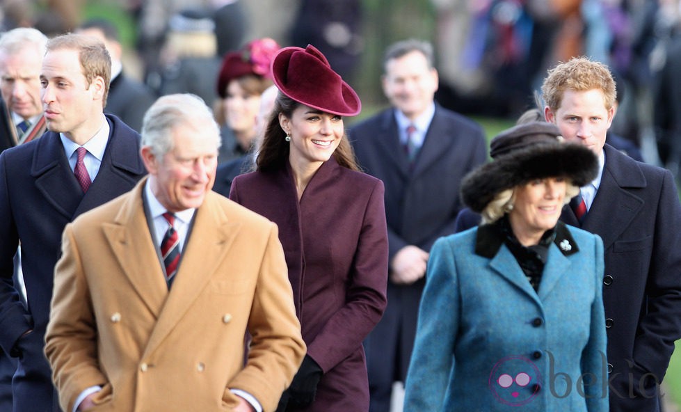 El Príncipe Carlos, Camilla Parker Bowles, el Príncipe Enrique y los Duques de Cambridge en la misa del Día de Navidad