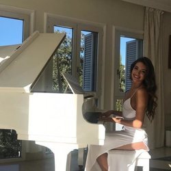 Ana Guerra tocando el piano con una sonrisa