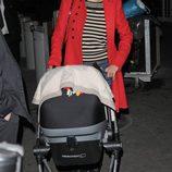 Marion Cotillard sale a pasear con su hijo