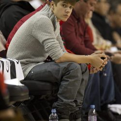 Justin Bieber asiste a un partido de Baloncesto