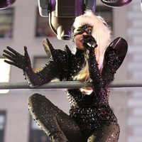 Lady Gaga recibe el 2012 escalando en su concierto en Times Square