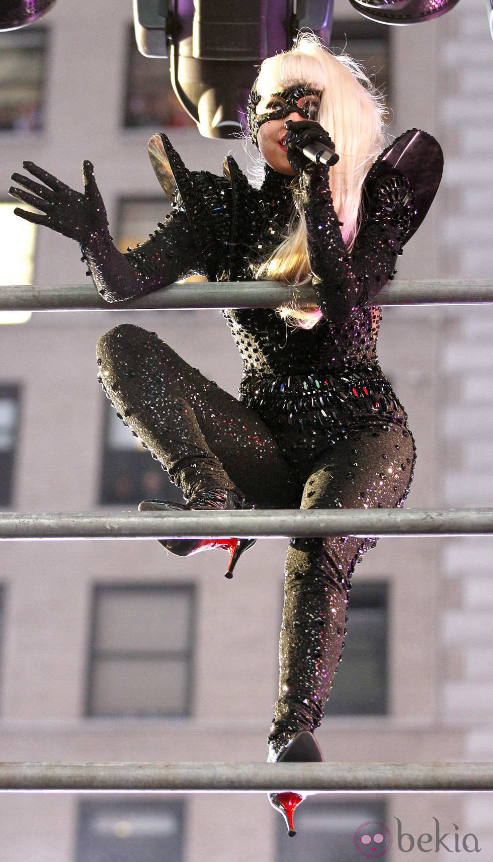 Lady Gaga recibe el 2012 escalando en su concierto en Times Square