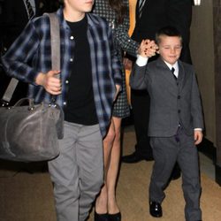 Victoria Beckham con sus hijos Brooklyn y Cruz en Nochevieja