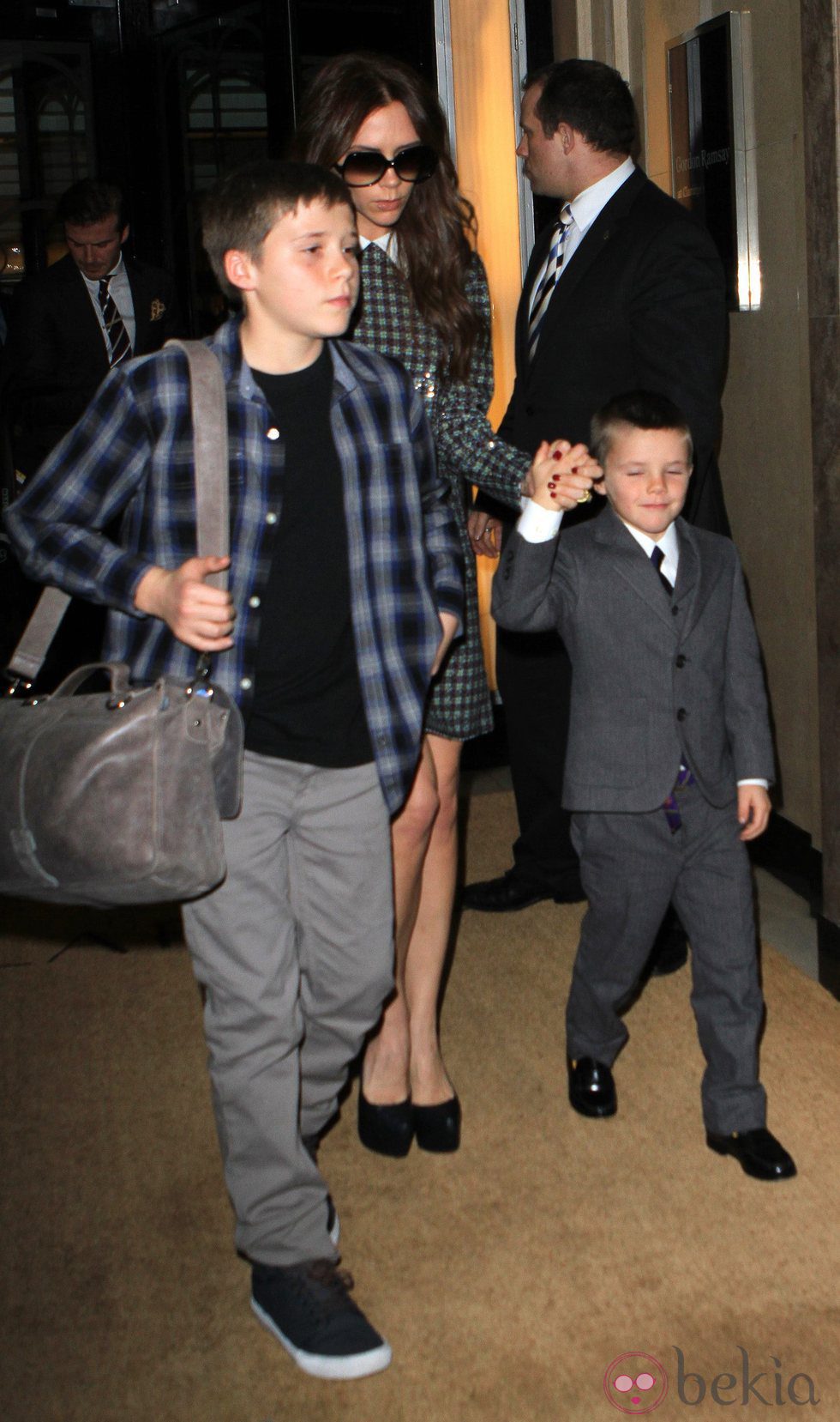Victoria Beckham con sus hijos Brooklyn y Cruz en Nochevieja