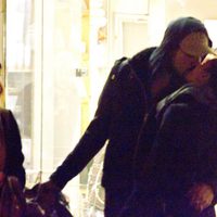 Eva Longoria y Eduardo Cruz se besan en la boca durante un paseo por Madrid