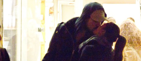 Eva Longoria y Eduardo Cruz se besan en la boca durante un paseo por Madrid