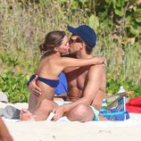 Olivia Palermo y Johannes Huebl se besan apasionadamente en la playa