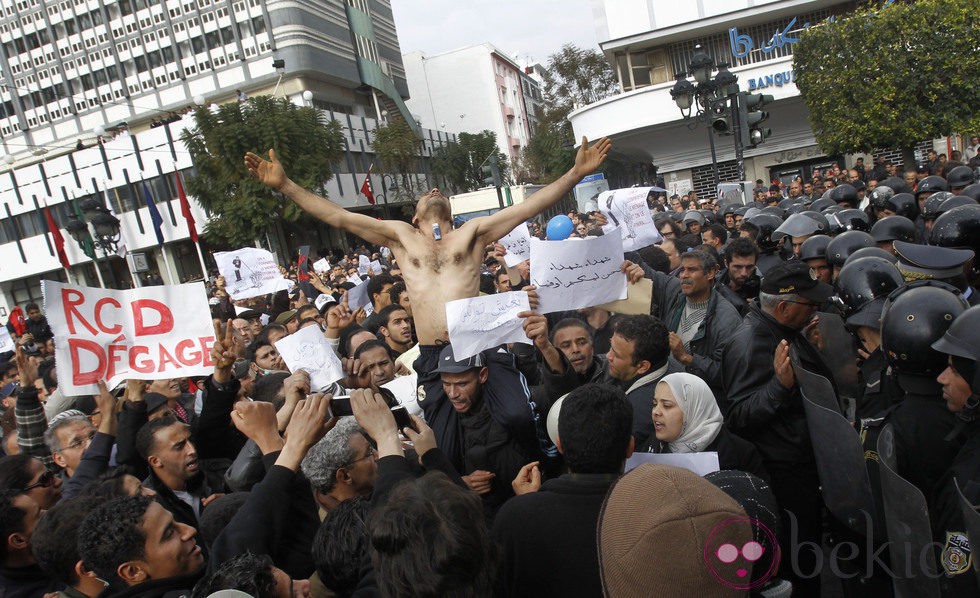 Manifestantes en favor de la Revolución de Túnez en 2011
