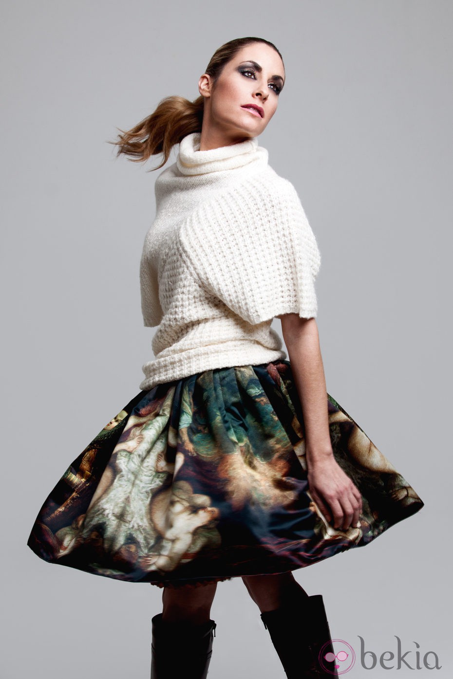 Ainhoa Arbizu con falda de vuelo y jersey para la revista Popme Magazine