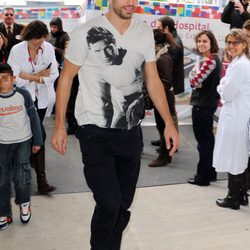 Gerard Piqué visita a los niños enfermos de un hospital de Barcelona