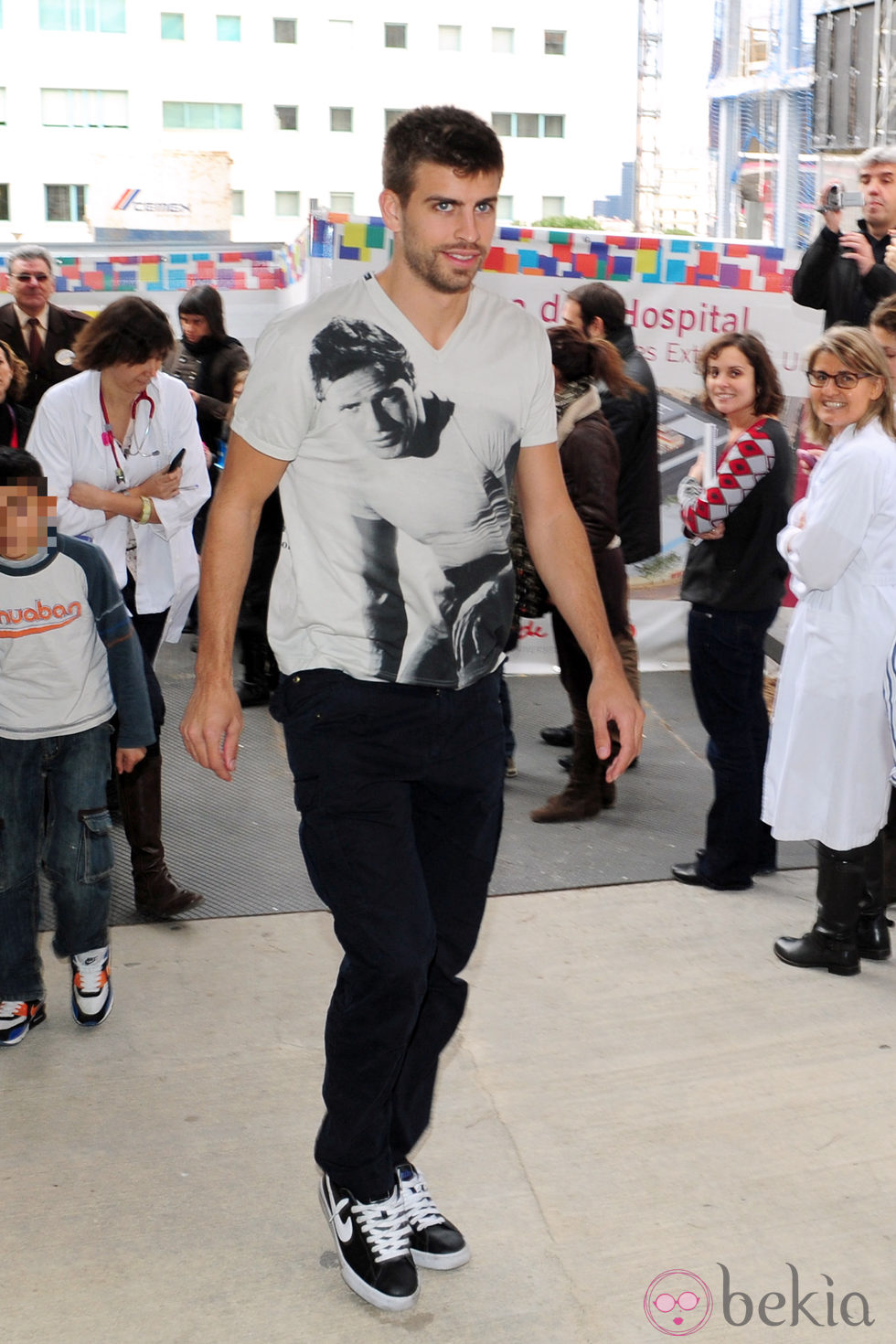 Gerard Piqué visita a los niños enfermos de un hospital de Barcelona