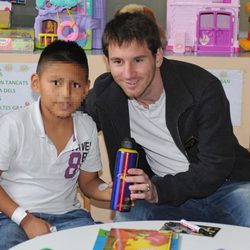 Leo Messi visita a los niños enfermos en un hospital de Barcelona
