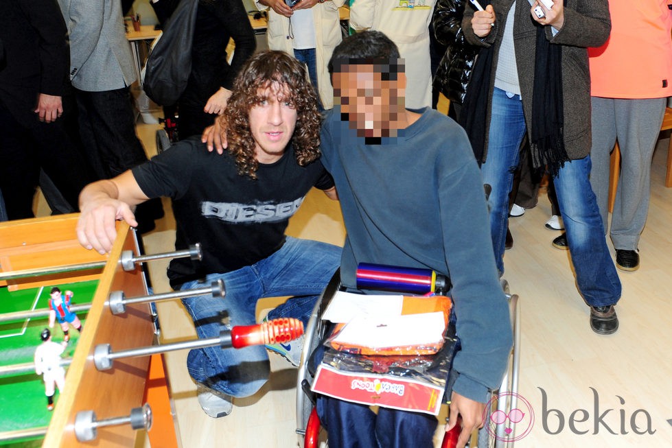 Carles Puyol visita a los niños enfermos en un hospital de Barcelona