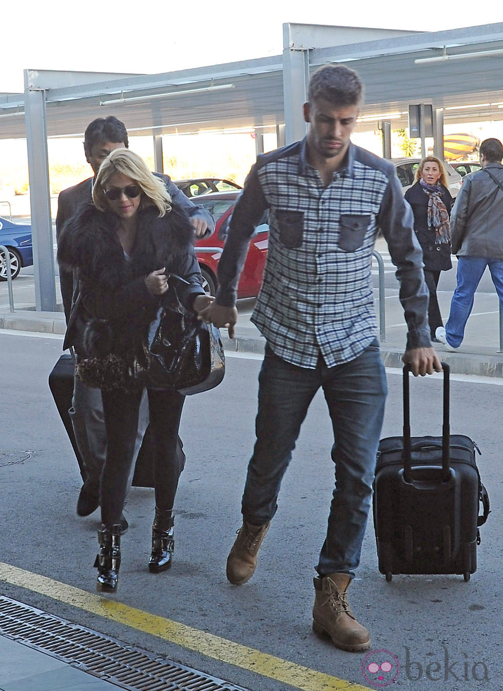 Shakira y Gerard Piqué en el aeropuerto de Barcelona