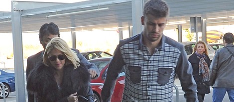 Shakira y Gerard Piqué en el aeropuerto de Barcelona