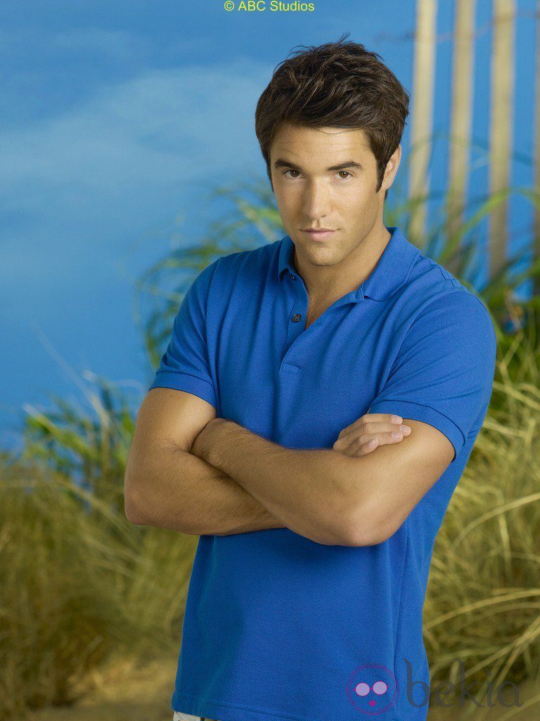Joshua Bowman en la foto promocional de la serie 'Revenge'