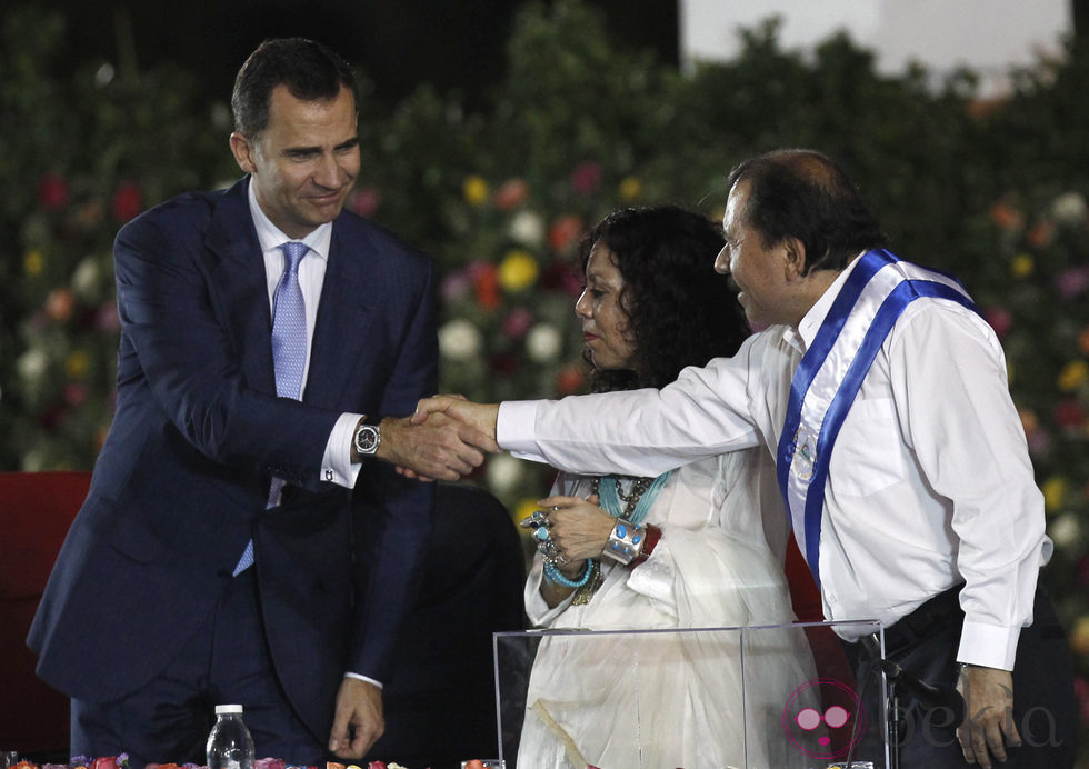 El Príncipe Felipe saluda a Daniel Ortega en su investidura en Nicaragua