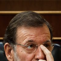 Mariano Rajoy se coloca las gafas