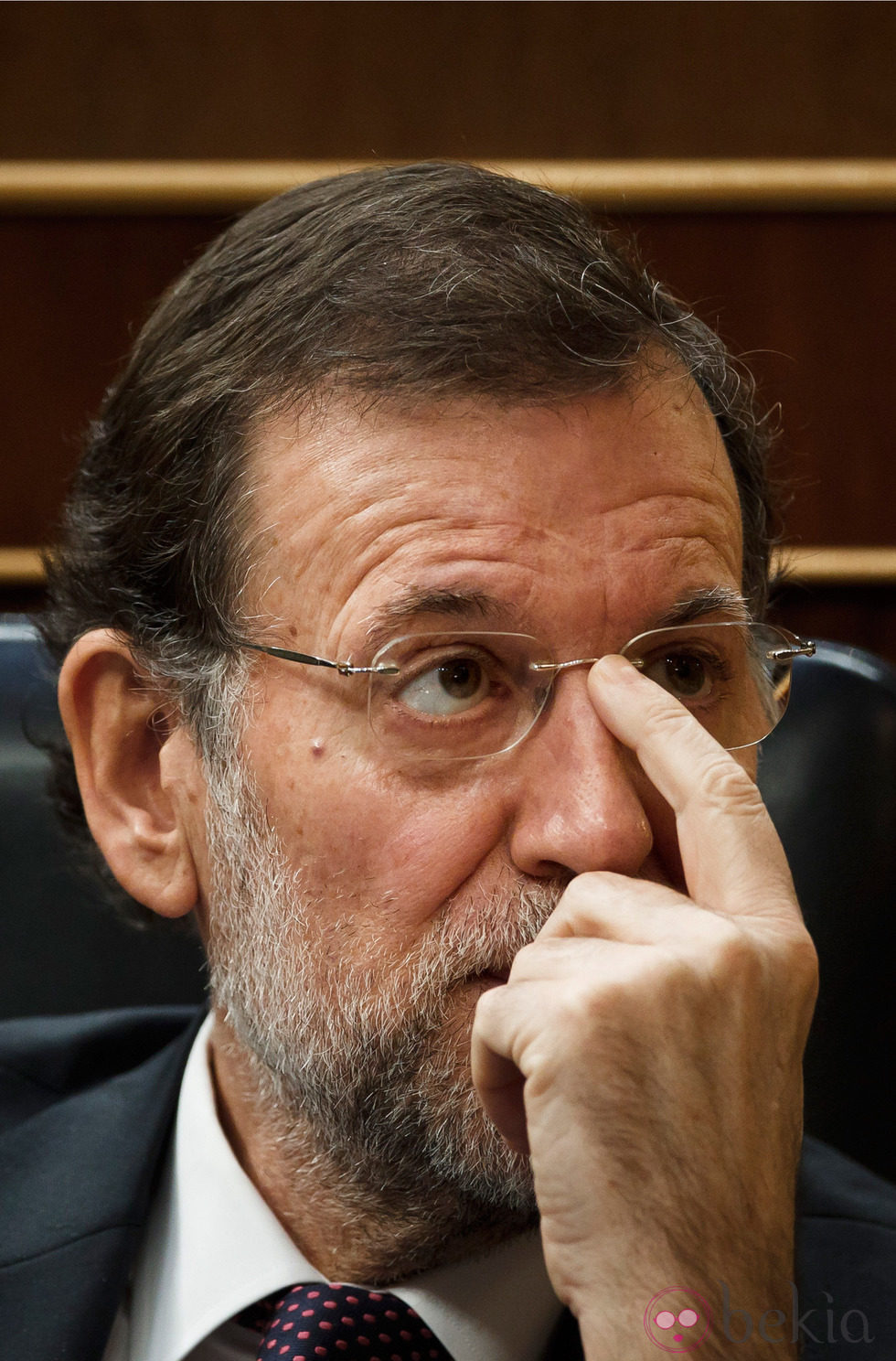 Mariano Rajoy se coloca las gafas