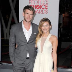 Liam Hemsworth y Miley Cyrus en los People's Choice Awards 2012