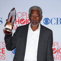 Morgan Freeman con su premio en los People's Choice Awards 2012